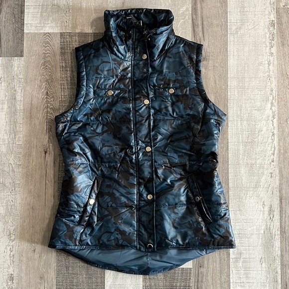 NWOT Style & Co Sport Navy Blue Camouflage Puffer Vest Size Medium - Picture 2 of 9